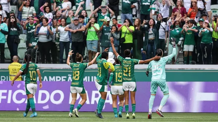 Kate Tapia, goleira do Palmeiras comemora classificação no Allianz Parque com as companheiras de elenco em jogo contra a Ferroviária pelo Paulistão Feminino 2024