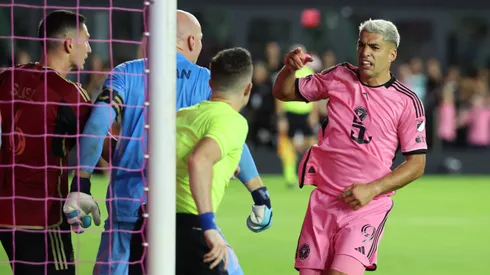 Luis Suárez, ex-Grêmio, se mete em confusão com Messi em derrota na MLS