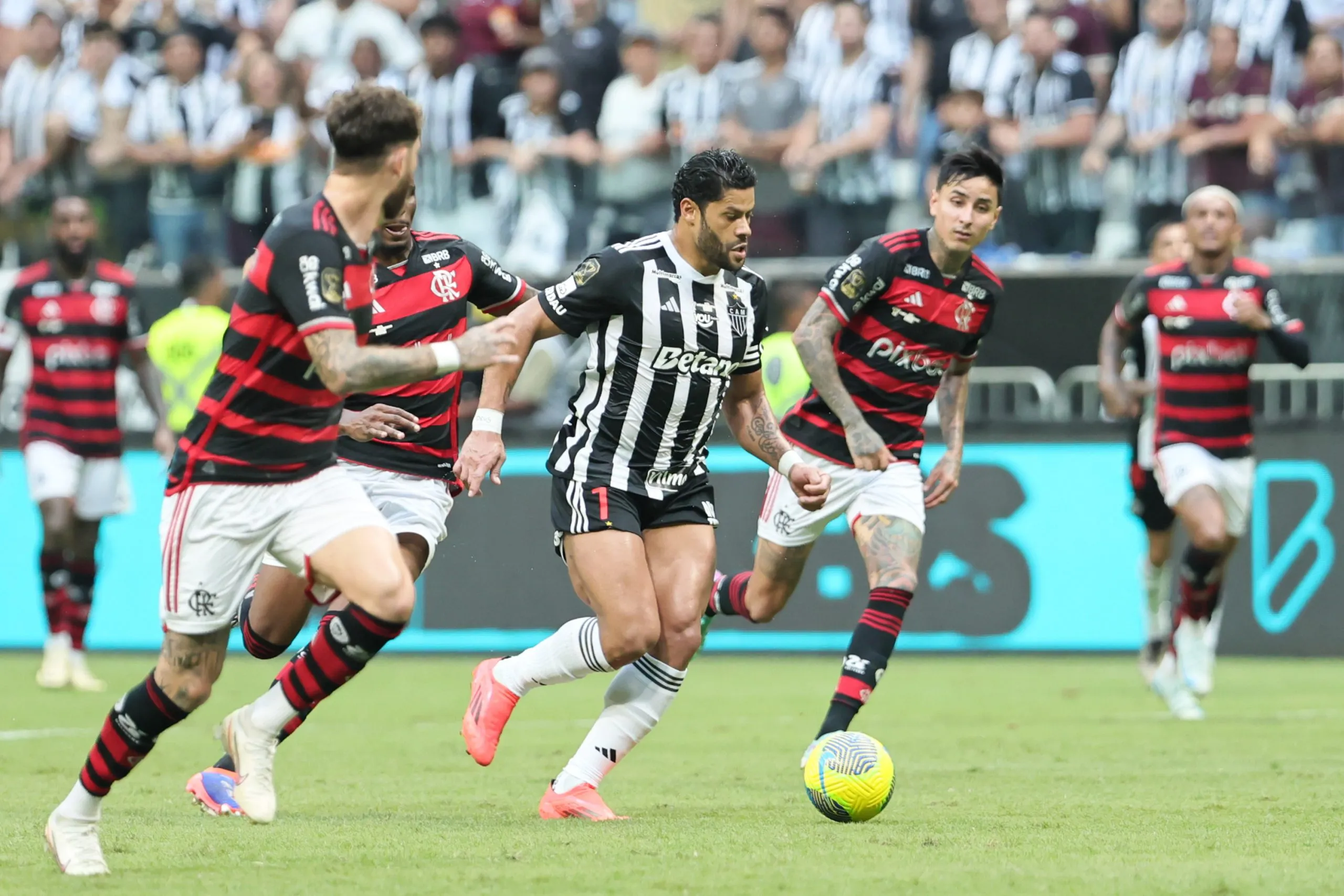 Hulk durante a 2ª partida entre as equipes. Foto: Gilson Lobo/AGIF