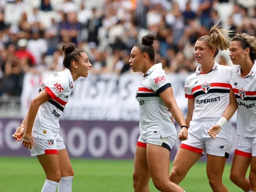 Jogadoras, do São Paulo lamentam eliminação para o Corinthians no jogo de volta, na Arena Neo Química pelo Paulistão Feminino. Foto: Rubens Chiri / São Paulo FC