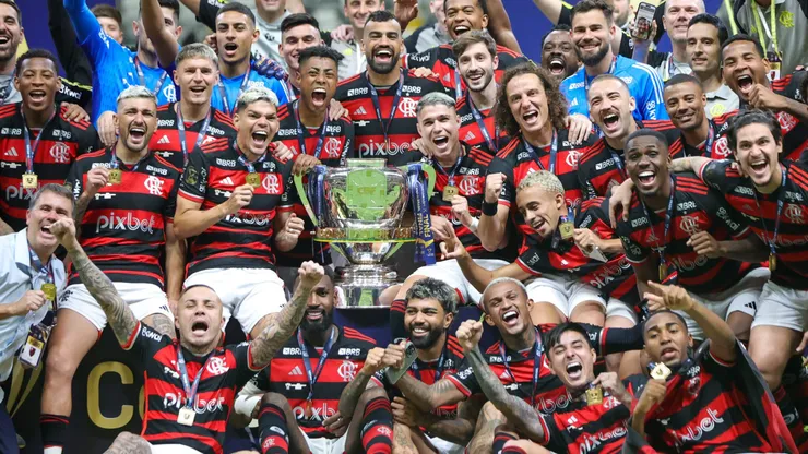 Jogadores do Flamengo comemoram o título de Campeão e levantam a taça da Copa do Brasil ao final da partida contra o Atlético na Arena MRV pela Copa Do Brasil 2024. Foto: Gilson Lobo/AGIF