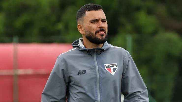 Thiago Viana, treinador do São Paulo observa elenco durante aquecimento antes da partida de volta com o Corinthians no Campeonato Paulista Feminino