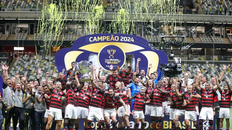 Jogadores do Flamengo comemoram o título de Campeão e levantam a taca da Copa do Brasil ao final da partida contra o Atlético na Arena MRV pela Copa Do Brasil 2024. Foto: Gilson Lobo/AGIF