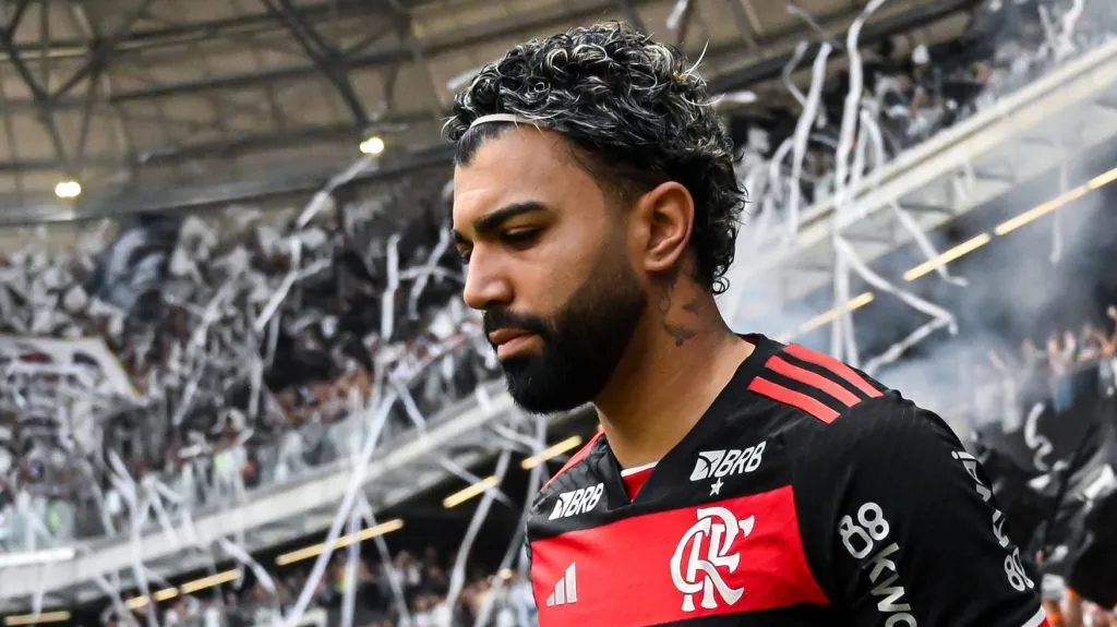 Gabigol cabisbaixo entrando em campo - Foto: IMAGO
