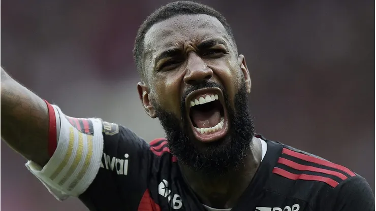 Gerson comemorando gol no jogo de ida da decisão da Copa do Brasil.