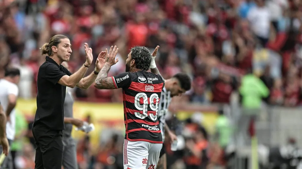 Gabriel jogador do Flamengo comemora seu gol com Filipe Luís técnico da sua equipe durante partida contra o Atlético-MG no Maracanã pela Copa Do Brasil 2024. Foto: Thiago Ribeiro/AGIF