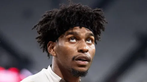 Hugo Souza durante aquecimento para jogo do Timão.