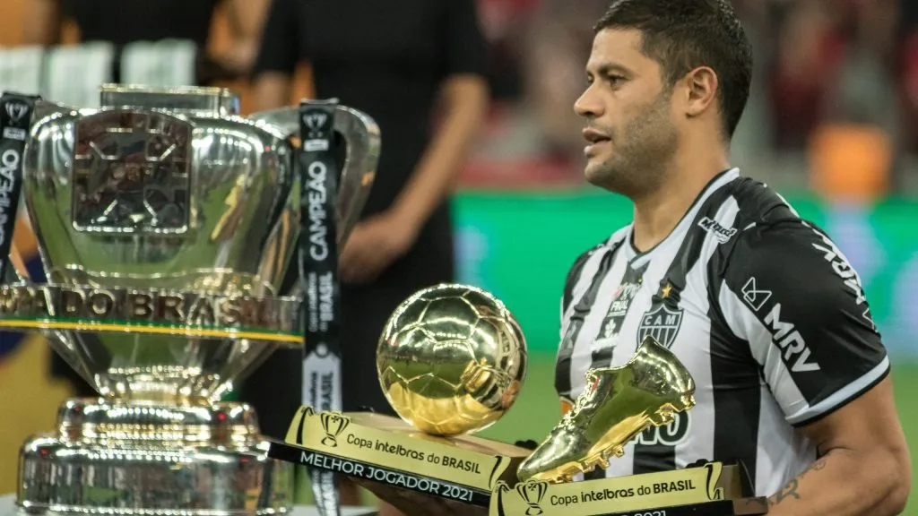 Hulk jogador do Atlético-MG recebe prêmios de melhor jogador e artilheiro da competição ao final da partida contra o Athletico-PR pela decisão da Copa do Brasil 2021. Foto: Robson Mafra/AGIF