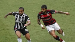 Gabigol e Otávio disputando lance no Maracanã. Foto: Nadine Freitas / Imago.