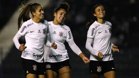 Isabela, comemora gol do Corinthians ao lado das companheiras de elenco Jheniffer e Jaqueline contra o Bahia pelo Brasileirão 2023
