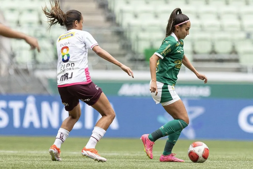 Duda, jogadora da Ferroviária disputa lance com a rival do Palmeiras no jogo de volta do Campeonato Paulista Feminino, no Allianz Parque. Foto: Rebeca Reis e João Loureiro/Ag. Paulistão/Centauro