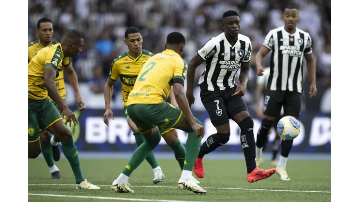 RJ - RIO DE JANEIRO - 09/11/2024 - BRASILEIRO A 2024, BOTAFOGO X CUIABA - Luiz Henrique jogador do Botafogo durante partida contra o Cuiaba no estadio Engenhao pelo campeonato Brasileiro A 2024. Foto: Jorge Rodrigues/AGIF