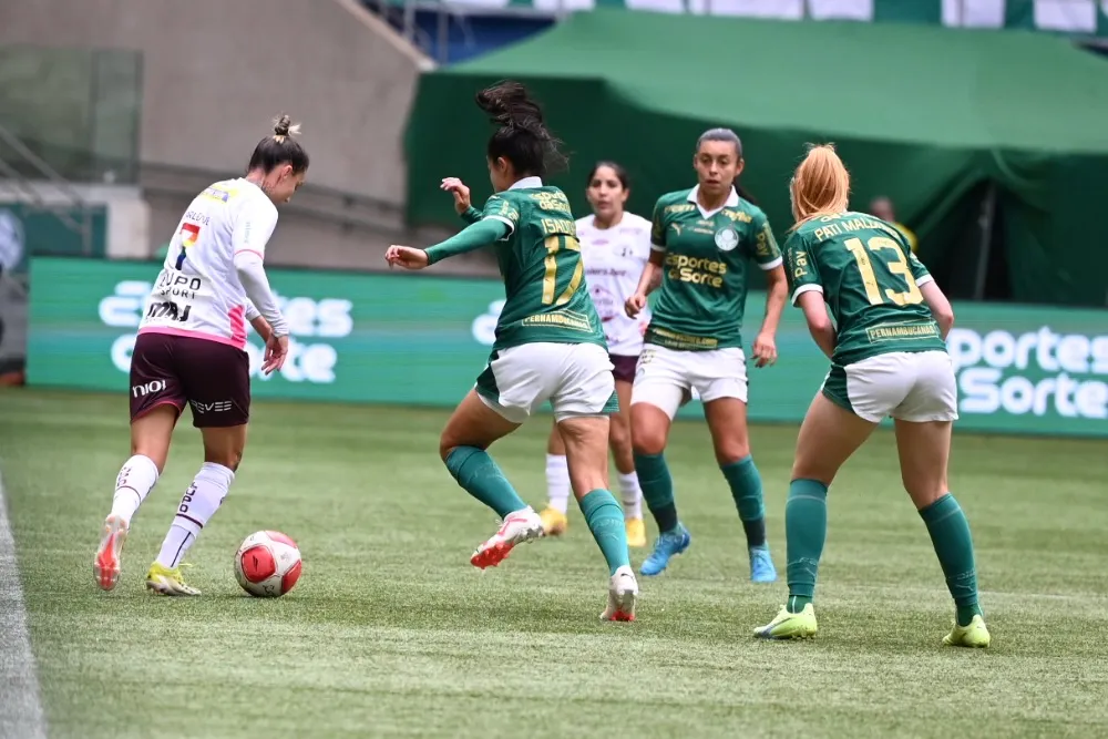 Jogadoras do Palmeiras disputam lance com a adversária da Ferroviária em partida de volta pelo Paulistão Feminino.  Foto: Rebeca Reis e João Loureiro/Ag. Paulistão/Centauro