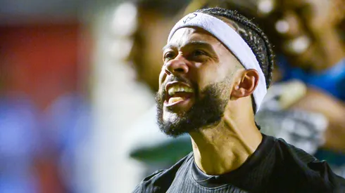 Depay jogador do Corinthians comemora seu gol com jogadores do seu time durante partida contra o Vitoria. Foto: Jhony Pinho/AGIF