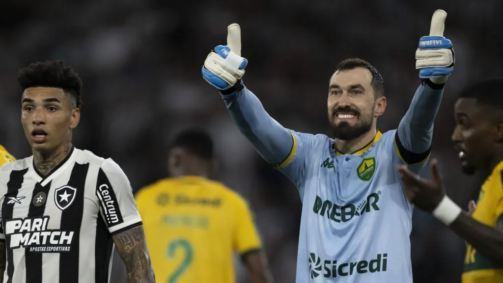 Foto: Jorge Rodrigues/AGIF – Walter teve grande atuação pelo lado do Cuiabá e impediu gol do Botafogo no Nilton Santos.