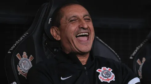 Torcida do Corinthians elogia o técnico Ramón Díaz