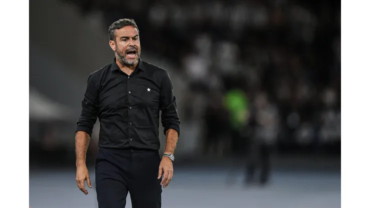 RJ - RIO DE JANEIRO - 05/11/2024 - BRASILEIRO A 2024, BOTAFOGO X VASCO - Artur Jorge tecnico do Botafogo durante partida contra o Vasco no estadio Engenhao pelo campeonato Brasileiro A 2024. Foto: Thiago Ribeiro/AGIF
