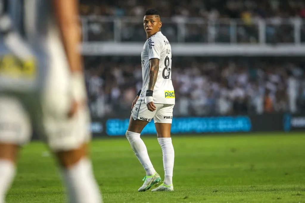 Billy em partida do Peixe contra o Avaí. Foto: Reinaldo Campos/AGIF