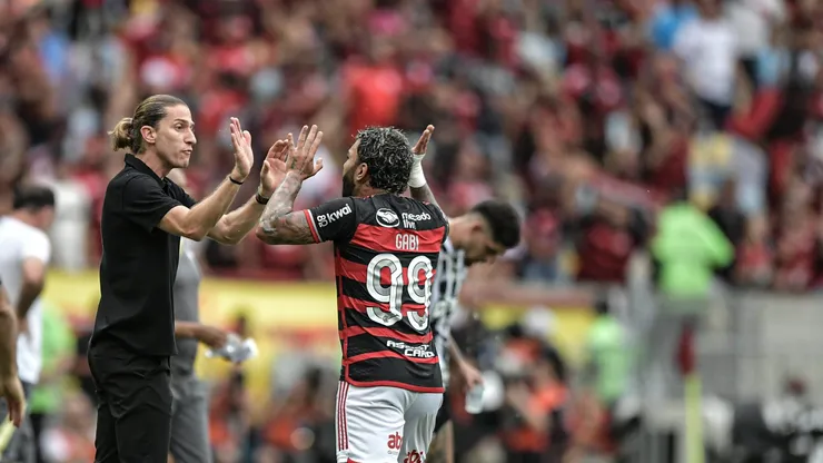 Gabigol jogador do Flamengo comemora seu gol com Filipe Luís técnico de sua equipe durante partida contra o Atletico-MG pela Copa Do Brasil 2024. Foto: Thiago Ribeiro/AGIF