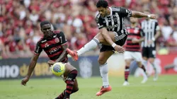 Evertton Araújo jogador do Flamengo disputa lance com Hulk jogador do Atlético-MG durante final da Copa Do Brasil 2024. Foto: Alexandre Loureiro/AGIF
