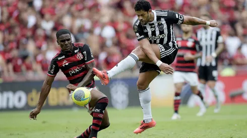 Evertton Araújo jogador do Flamengo disputa lance com Hulk jogador do Atlético-MG durante final da Copa Do Brasil 2024. Foto: Alexandre Loureiro/AGIF