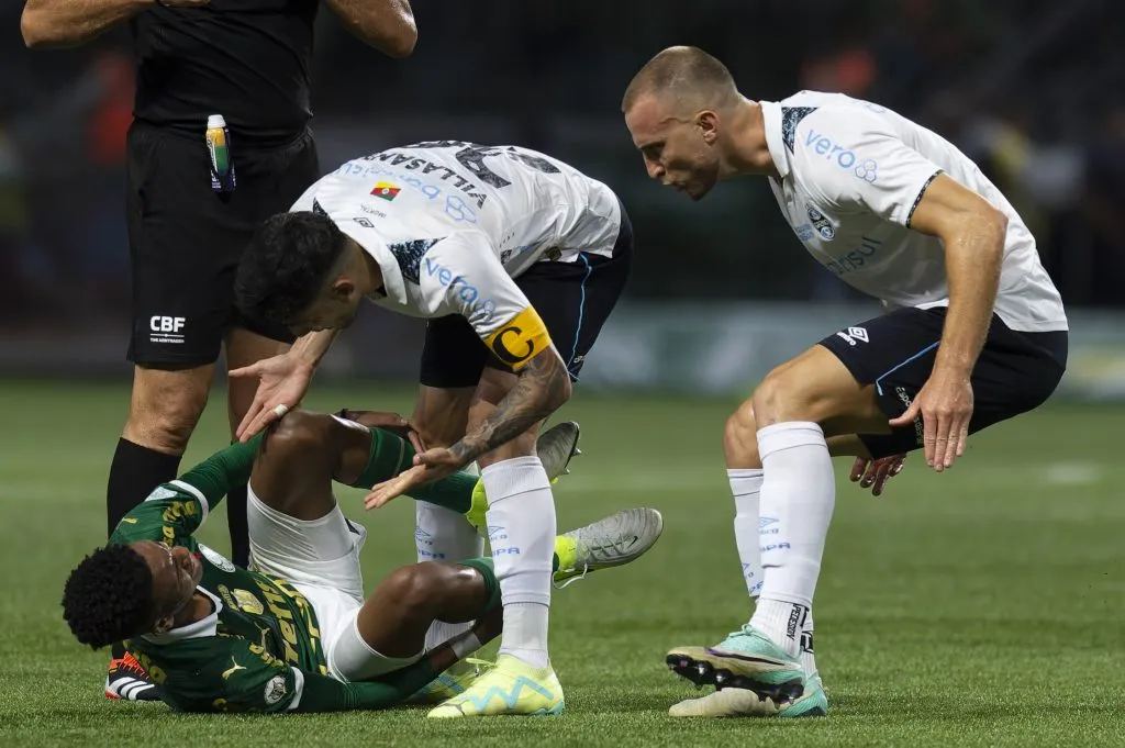 Momento da confusão entre os jogadores. Foto: Anderson Romão/AGIF