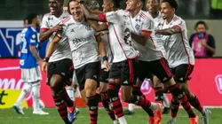 Jogadores do Flamengo comemoram gol diante da Raposa. Foto: Fernando Moreno/AGIF