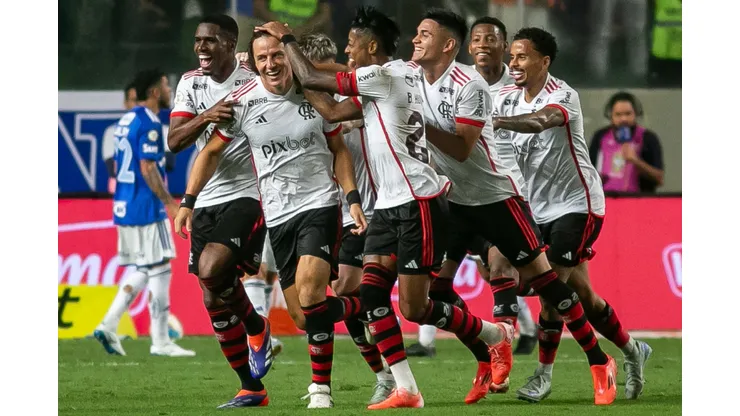 Jogadores do Flamengo comemoram gol diante da Raposa. Foto: Fernando Moreno/AGIF