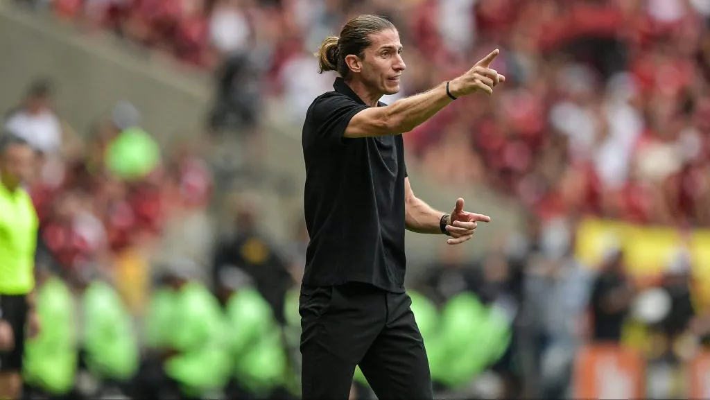 Filipe Luiz estava esperançoso sobre Luis Araújo e esperança pode se tornar realidade –  Foto: Thiago Ribeiro/AGIF