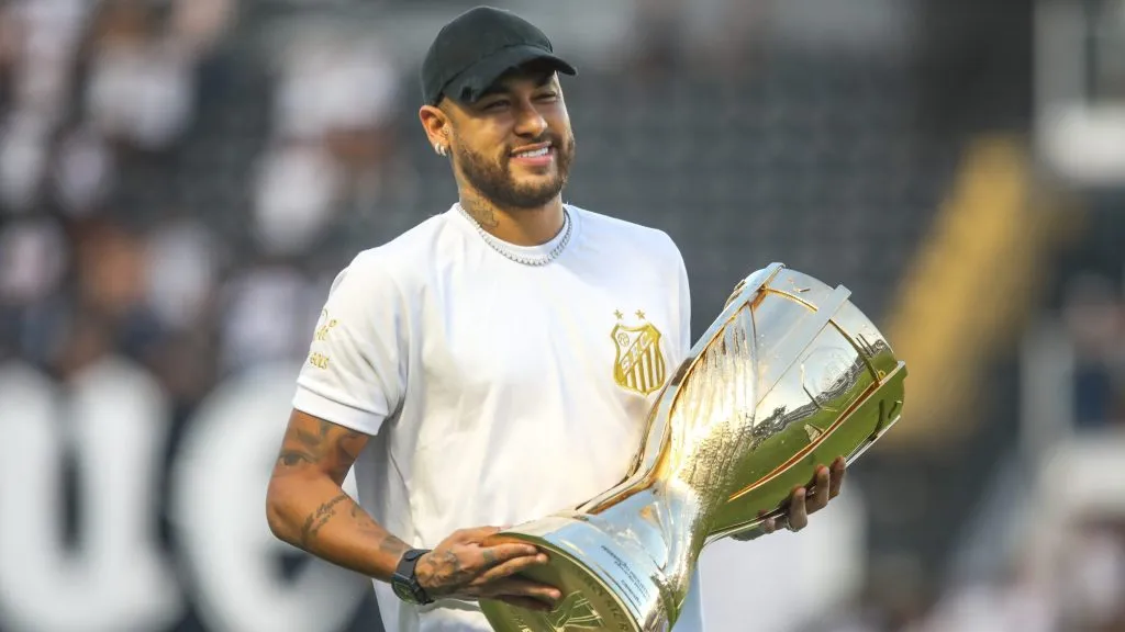 Neymar Junior ex jogador do Santos entra com o trofeu do campeonato paulista antes da partida entre Santos e Palmeiras no estadio Vila Belmiro pelo campeonato Paulista 2024. Foto: Reinaldo Campos/AGIF
