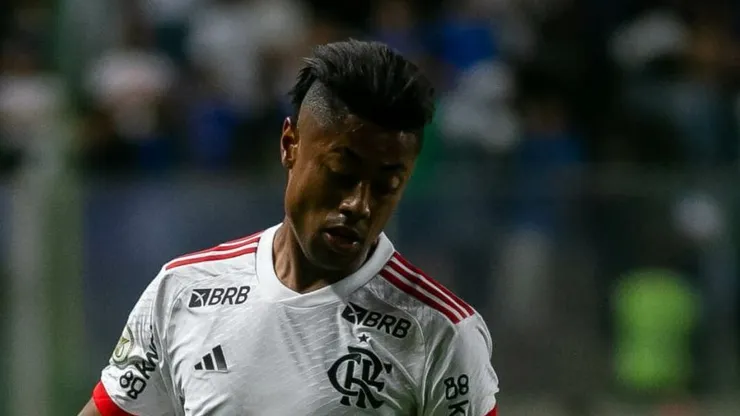 Bruno Henrique, jogador do Flamengo, durante aquecimento antes da partida contra o Cruzeiro no estádio Independência pelo Brasileirão