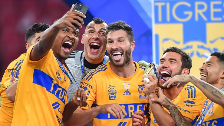 Samir (segurando o celular) comemorando título em solo mexicano.