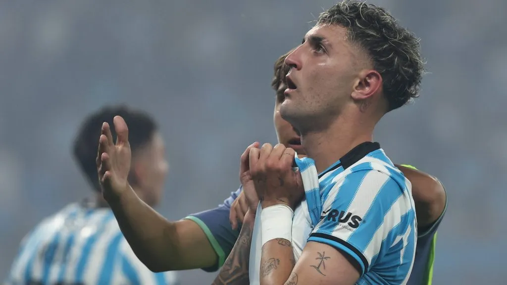Gastón Martirena limpa suor em camisa do Racing - Foto: IMAGO
