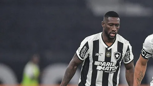 Foto: Thiago Ribeiro/AGIF - Bastos jogador do Botafogo disputa lance com Hulk jogador do Atletico-MG.