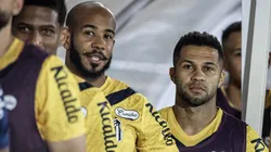 Serginho (à direita) teve lesão na coxa confirmada e está fora do Santos na reta final da Série B - Fotos: Raul Baretta/ Santos FC.