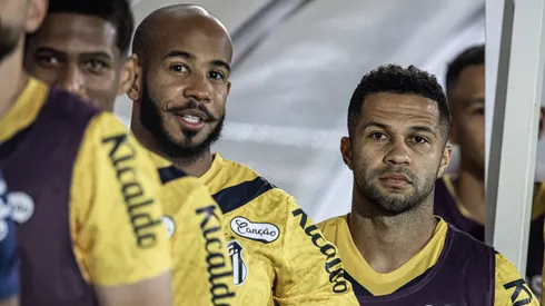 Serginho (à direita) teve lesão na coxa confirmada e está fora do Santos na reta final da Série B - Fotos: Raul Baretta/ Santos FC.