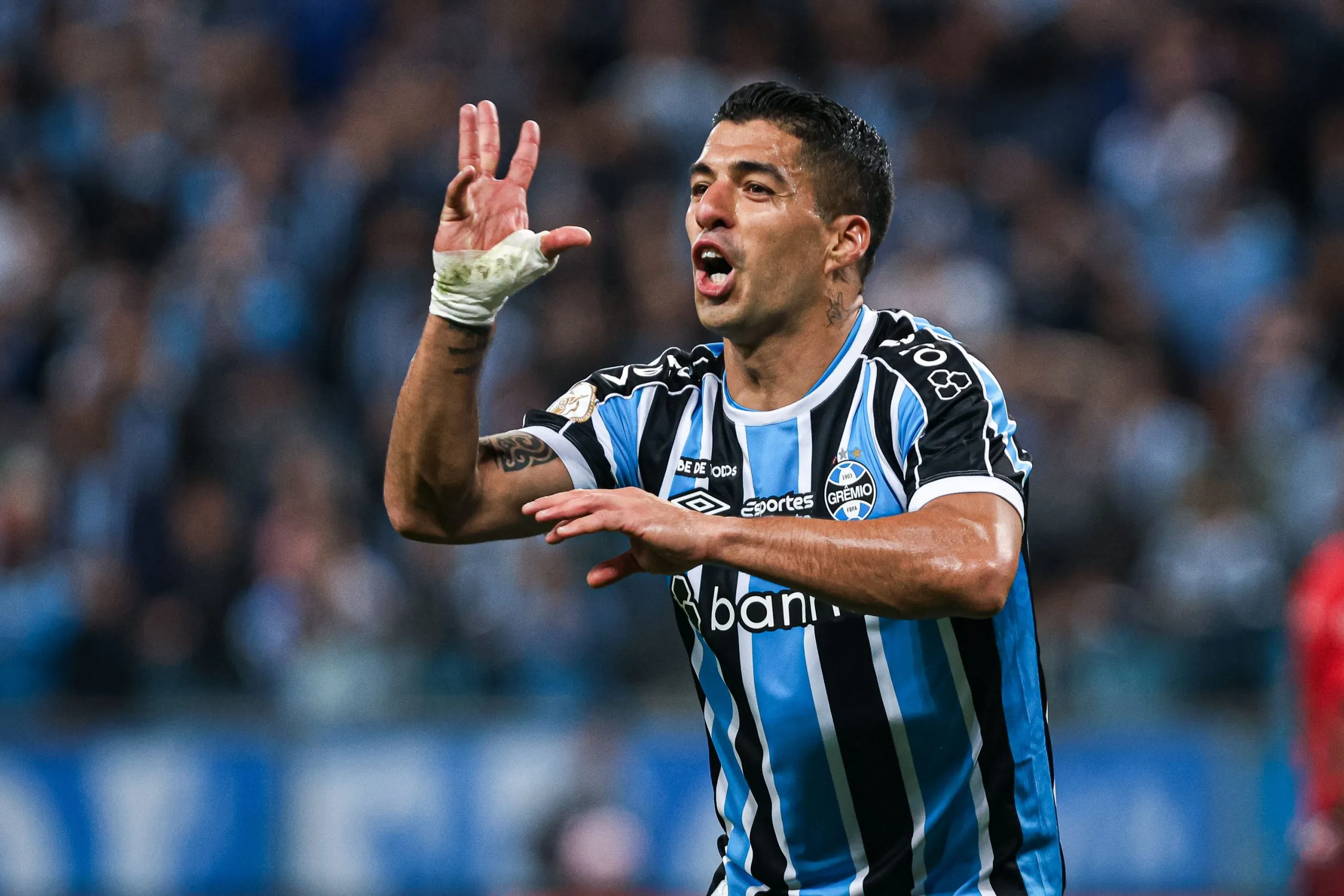 Foto: Maxi Franzoi/AGIF – Luis Suárez., jogando plo Grêmio