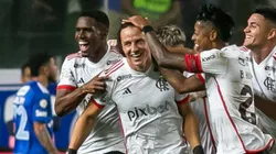 Gol de falta de David Luiz contra o Cruzeiro. Foto: Fernando Moreno/AGIF