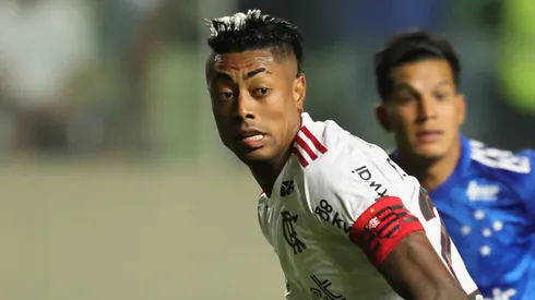 Torcedores arremessaram copos em Bruno Henrique - Foto: Gilson Lobo/AGIF.