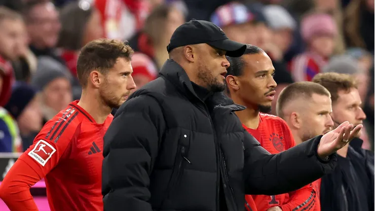 Vincent Kompany da instruções para jogadores em partida da Bundesliga entre Bayern de Munique e Union Berlin. (Photo by Alexander Hassenstein/Getty Images)