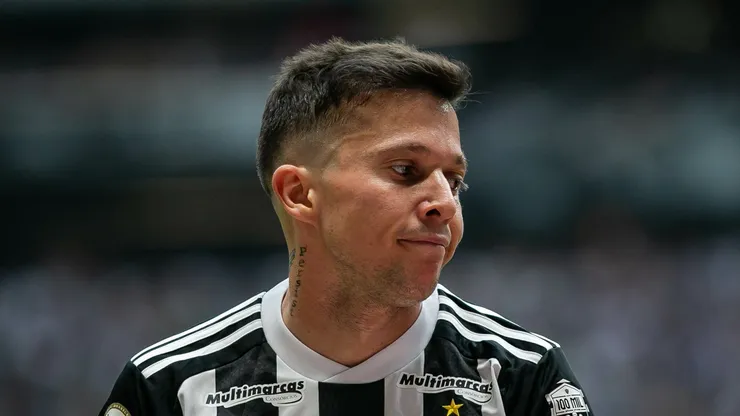 Bernard, atacante do Atlético-MG, lamenta derrota para o Atlético Goianiense