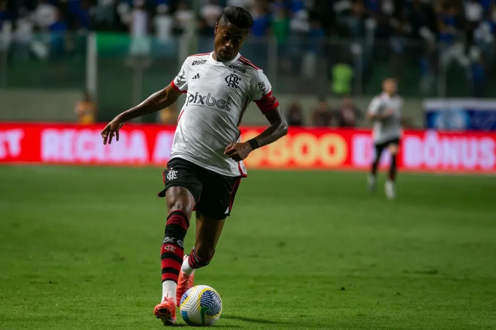 Bruno Henrique foi capitão do Flamengo em vitória contra o Cruzeiro – Foto: Gilson Lobo/AGIF