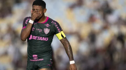 John Kennedy, do Fluminense, é acusado de bater com o carro e fugir do local