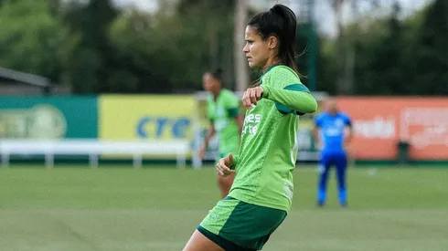 Isadora, jogadora do Palmeiras treina com as companheiras durante atividade coletiva no CT com foco no duelo de volta com a Ferroviária no Paulistão Feminino