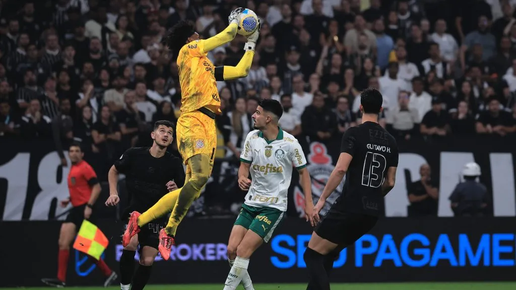 Hugo Souza goleiro do Corinthians durante partida contra o Palmeiras pelo Campeonato Brasileiro A 2024. Foto: Ettore Chiereguini/AGIF