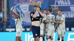 Danilo Soares lamenta gol sofrido em partida da Bundesliga entre Bochum e Bayer Leverkusen. (Photo by Christof Koepsel/Getty Images)