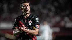 Atlético-GO e Bragantino duelam pela 33ª rodada.
