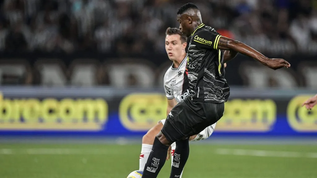 Luiz Henrique sofreu várias faltas de Lucas Piton - Foto: Thiago Ribeiro/AGIF.