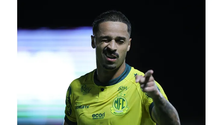 Dellatorre jogador do Mirassol comemora seu gol com jogadores do seu time durante partida contra o Coritiba no estadio Jose Maria de Campos Maia pelo campeonato Brasileiro B 2024. Foto: Pedro Zacchi/AGIF