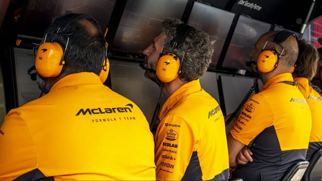 Andrea Stella e sua equipe no GP do Brasil